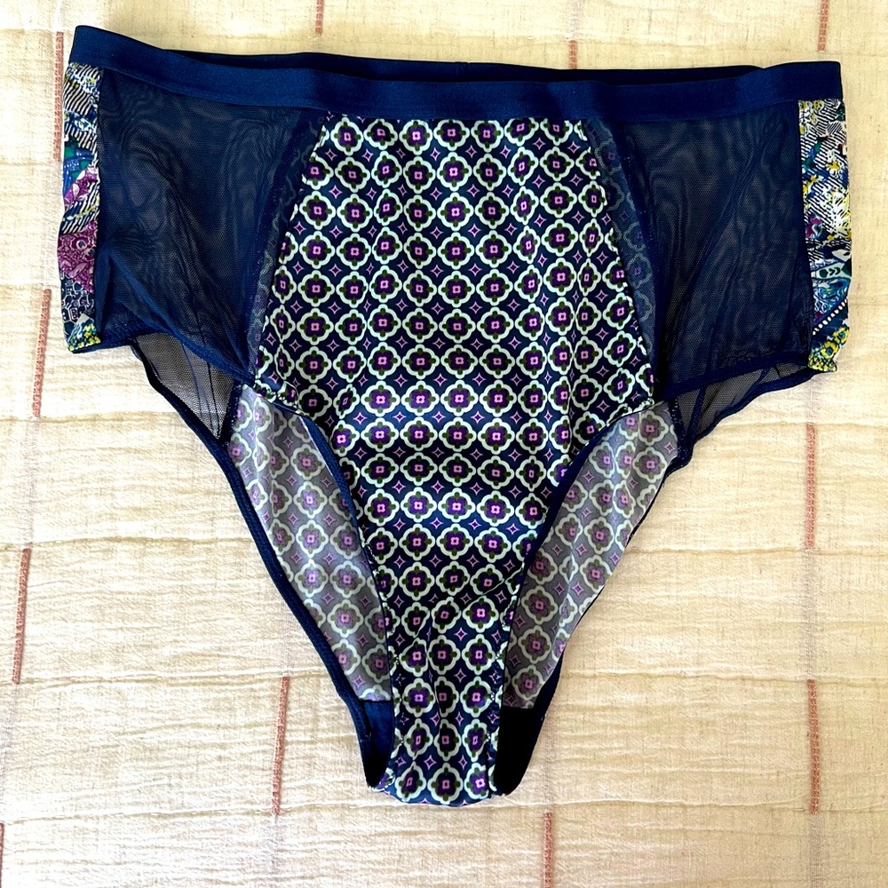 Victoria’s Secret very sexy mid-rise cheeky M/M *NWOT